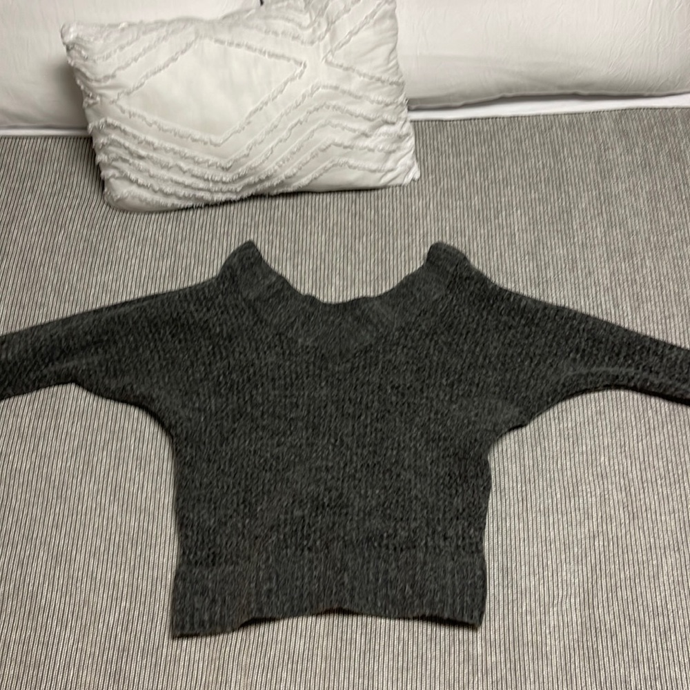Express crop sweater in petite small. V neck.